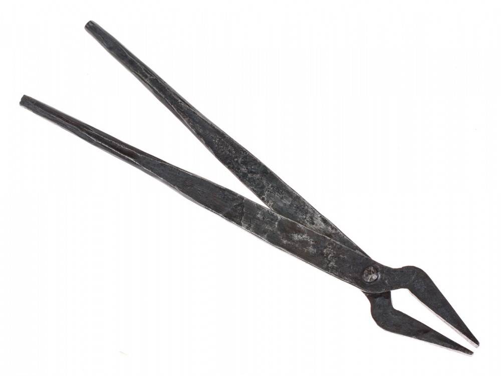 Gesmede middeleeuwse tang van ca. 30 cm van Mästermyr