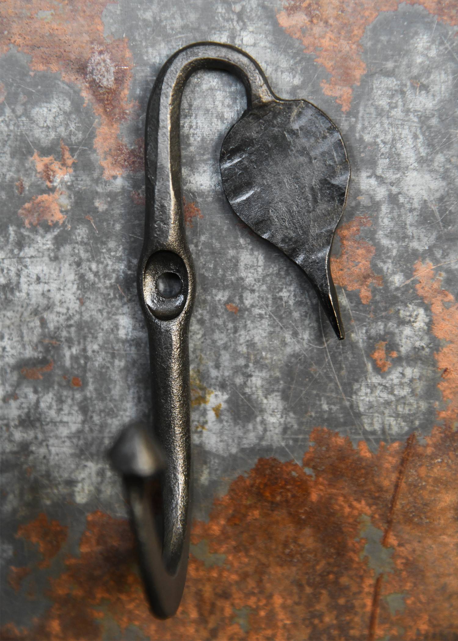 Gesmede Middeleeuwse Wandhaak met Blad, ca. 10 cm hoog