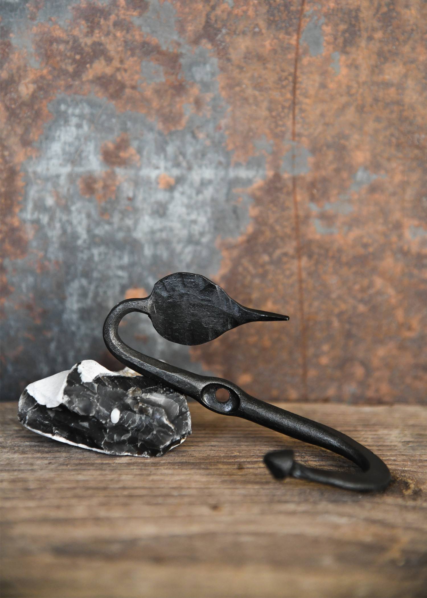 Gesmede Middeleeuwse Wandhaak met Blad, ca. 10 cm hoog