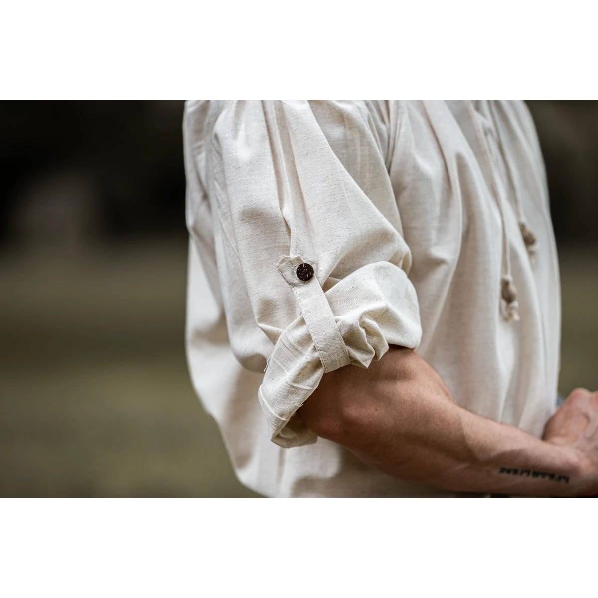 Middeleeuwse Blouse met opstaande kraag en veters in natuur kleur