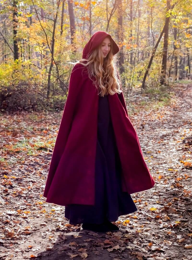Middeleeuwse Cape/Mantel met borduursel en broche in het Rood