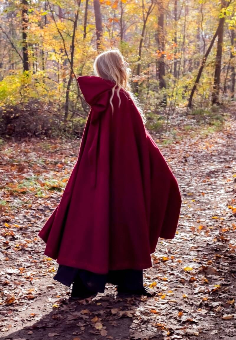Middeleeuwse Cape/Mantel met borduursel en broche in het Rood