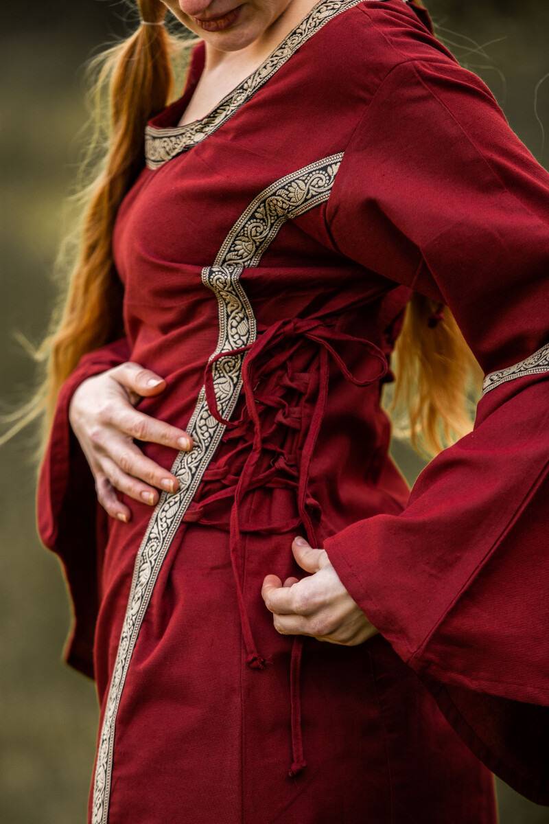 Middeleeuwse jurk met rand in Rood