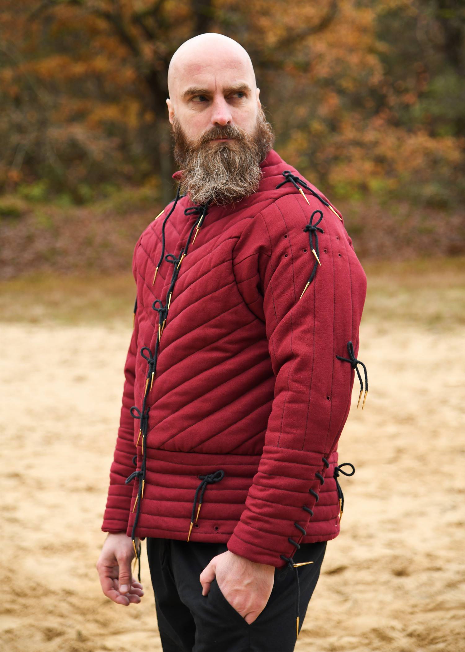 Middeleeuws Gambeson-Aketon-Wambuis met ruches in bordeauxrood/zwart
