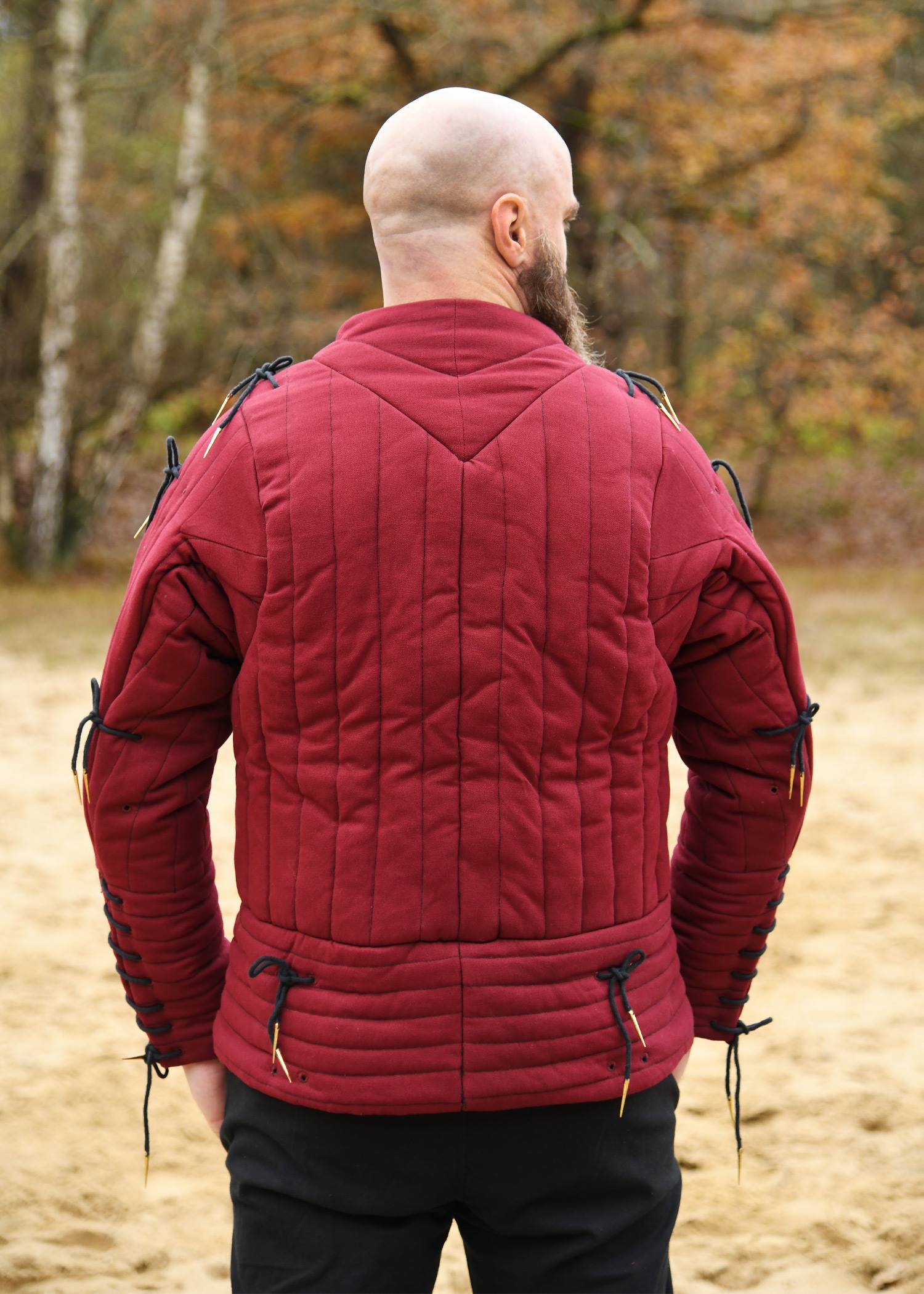 Middeleeuws Gambeson-Aketon-Wambuis met ruches in bordeauxrood/zwart