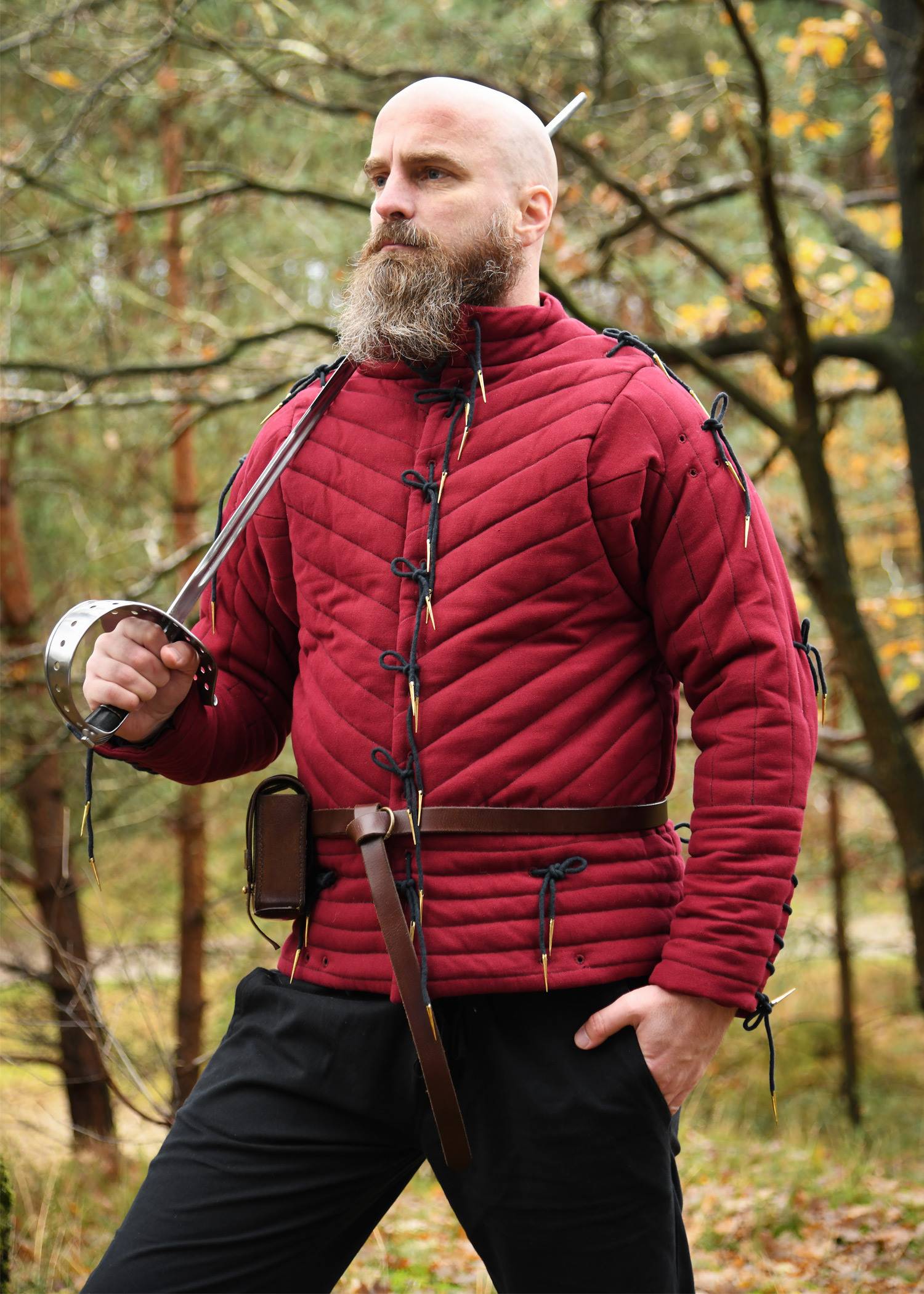 Middeleeuws Gambeson-Aketon-Wambuis met ruches in bordeauxrood/zwart