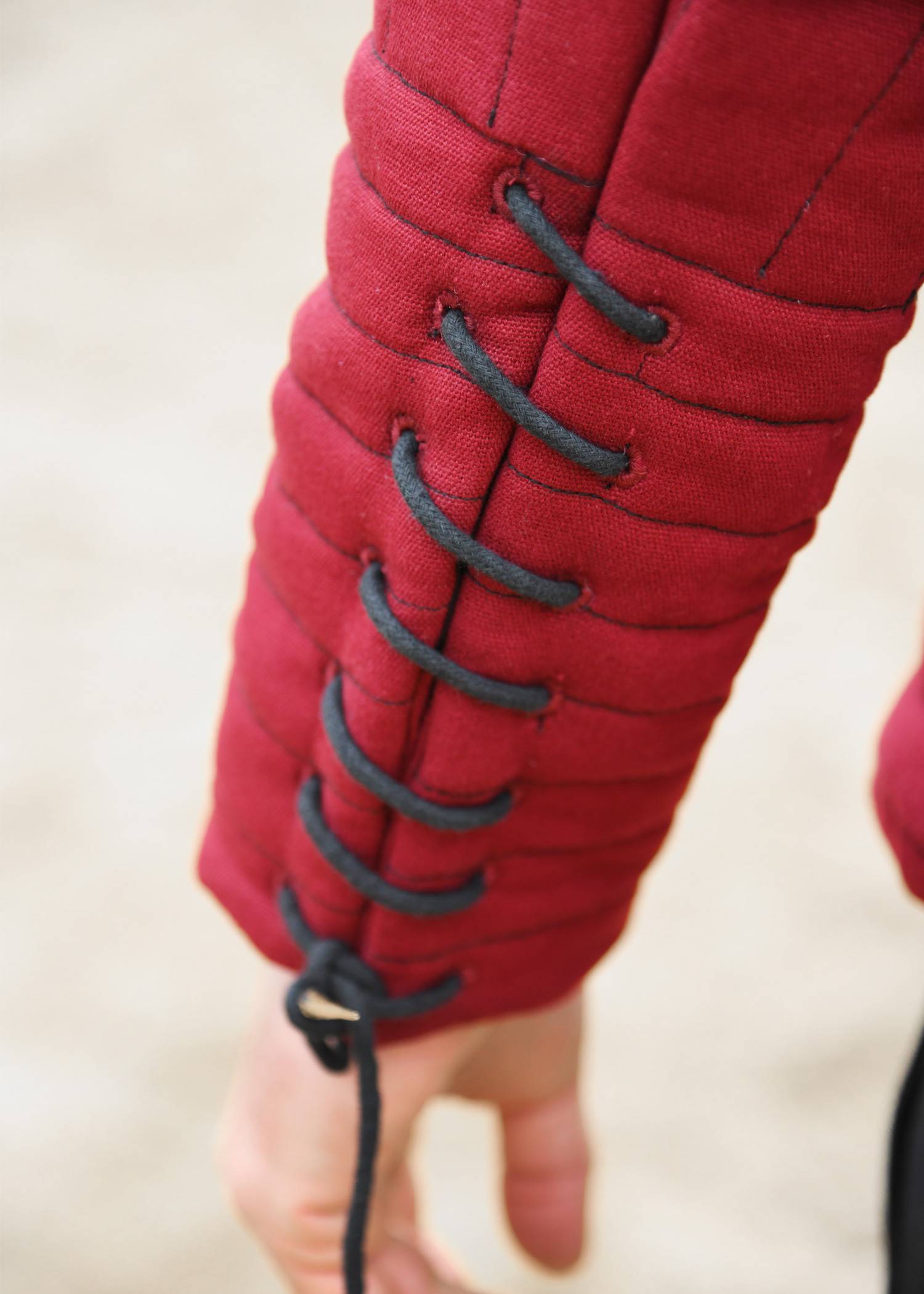 Middeleeuws Gambeson-Aketon-Wambuis met ruches in bordeauxrood/zwart