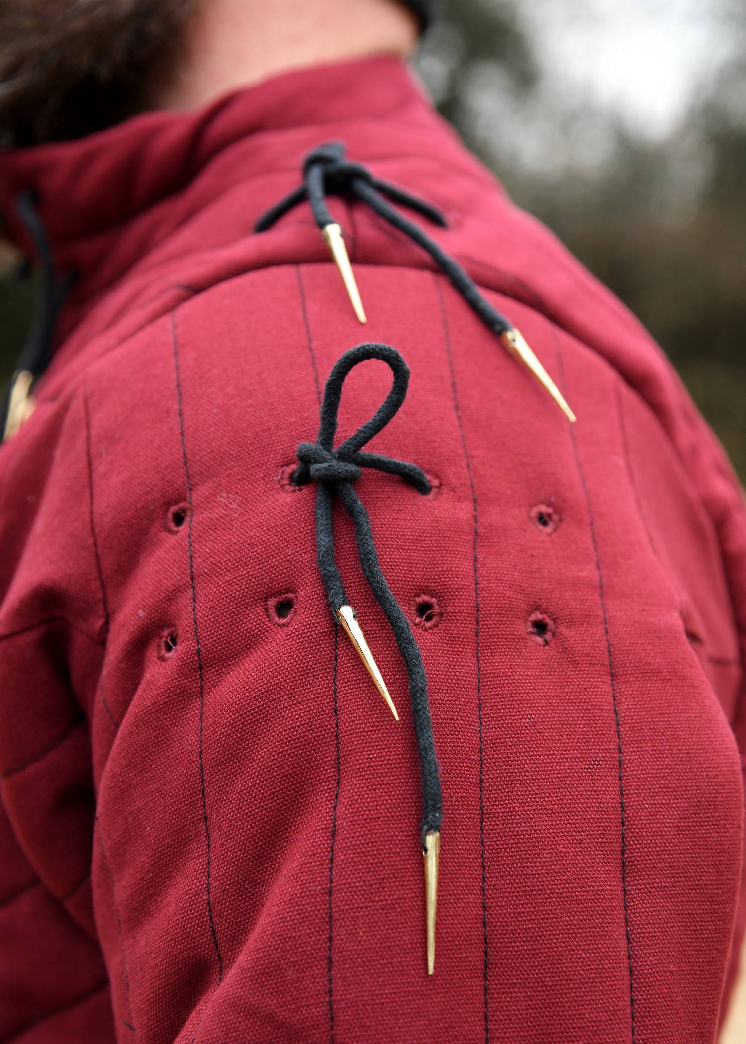 Middeleeuws Gambeson-Aketon-Wambuis met ruches in bordeauxrood/zwart