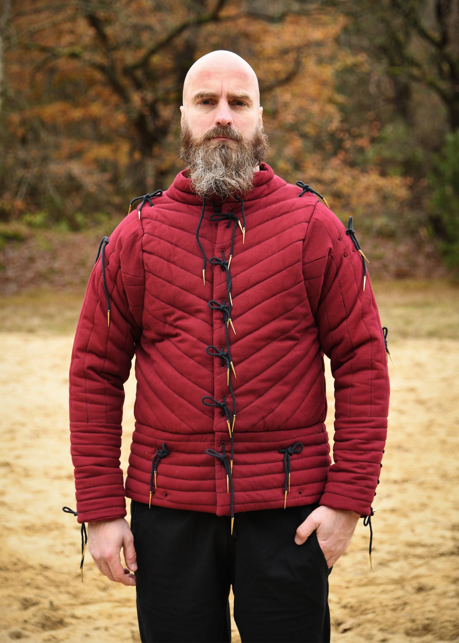Middeleeuws Gambeson-Aketon-Wambuis met ruches in bordeauxrood/zwart