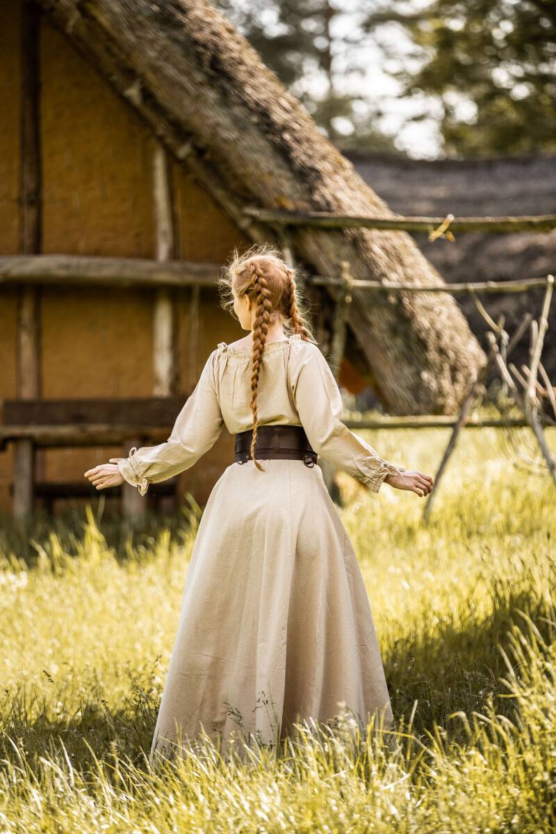 Mittelalterliches Kleid mit langen Ärmeln bis zum Boden in Hanffarbe