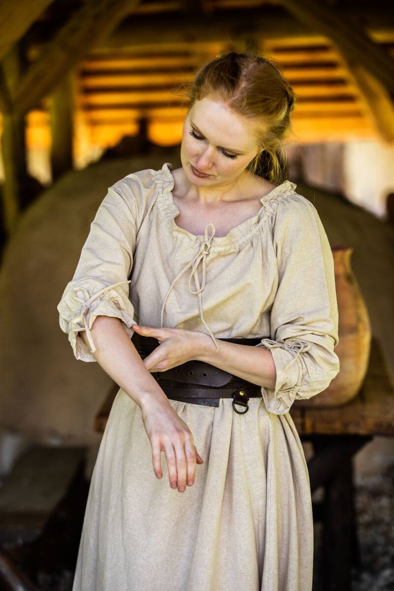 Mittelalterliches Kleid mit langen Ärmeln bis zum Boden in Hanffarbe