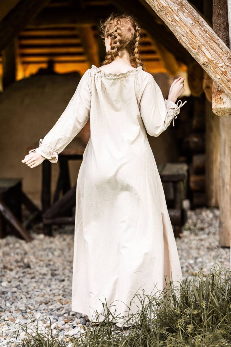 Mittelalterliches Kleid mit langen Ärmeln bis zum Boden in Hanffarbe