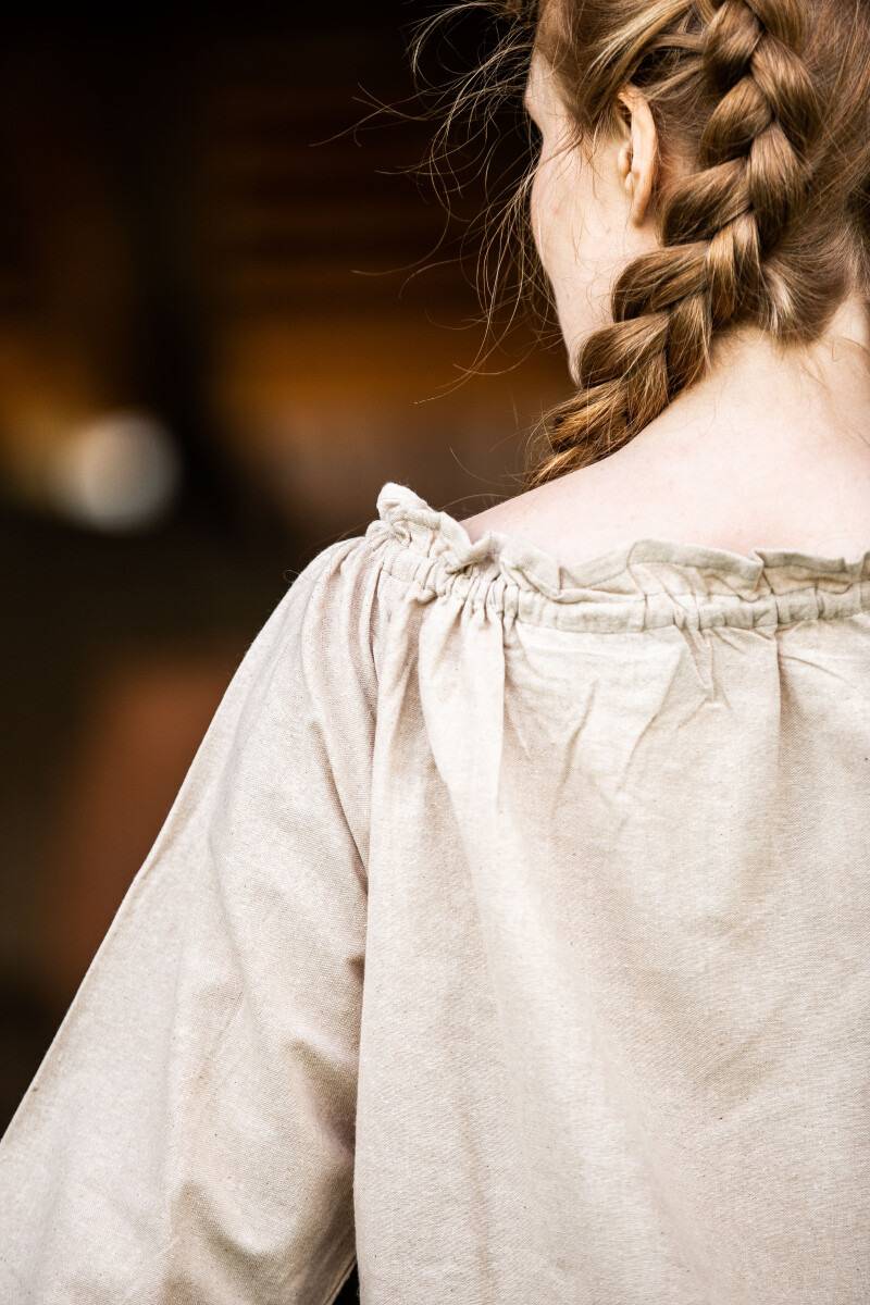Mittelalterliches Kleid mit langen Ärmeln bis zum Boden in Hanffarbe