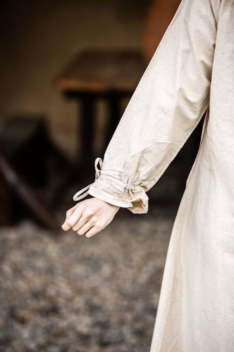 Mittelalterliches Kleid mit langen Ärmeln bis zum Boden in Hanffarbe