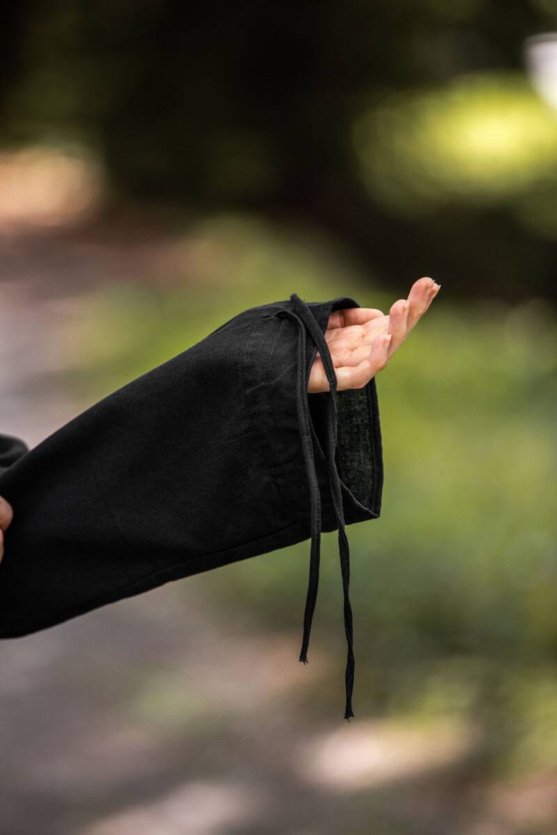 Mittelalterliches Kleid mit langen Ärmeln bis zum Boden in Schwarz