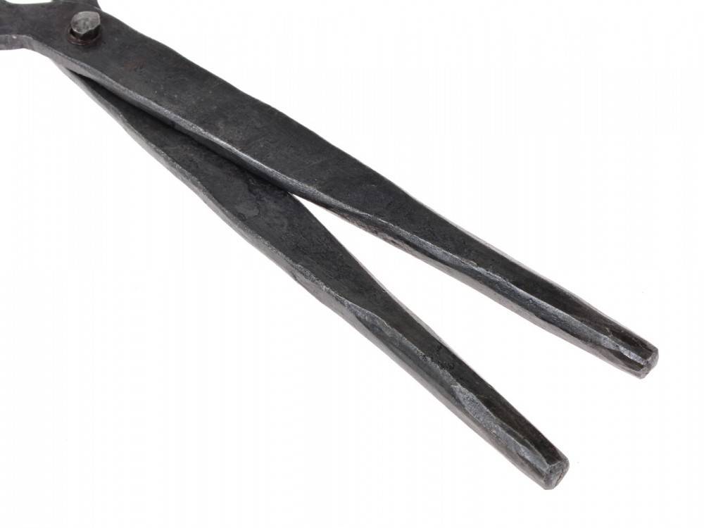 Gesmede middeleeuwse tang van ca. 22 cm van Mästermyr