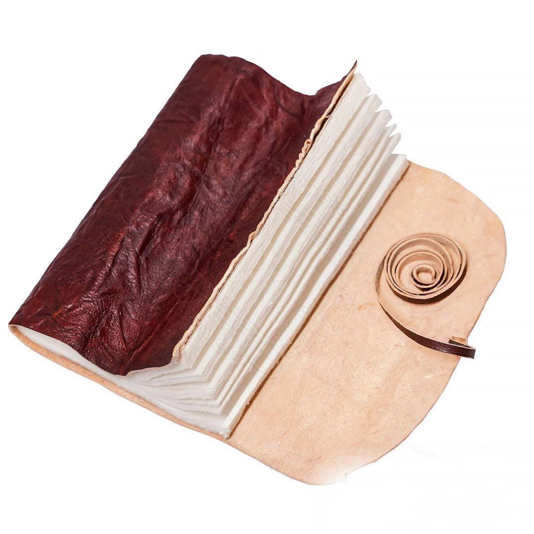 Gerolltes Notizbuch im Ledereinband, braun