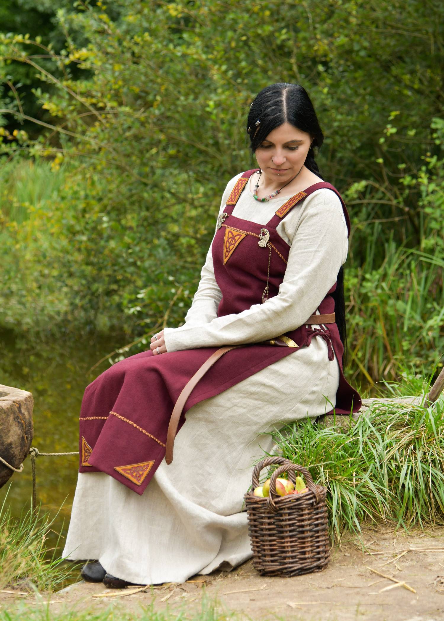 Viking Overjurk "Aslaug" van 100% wol, bordeauxrood