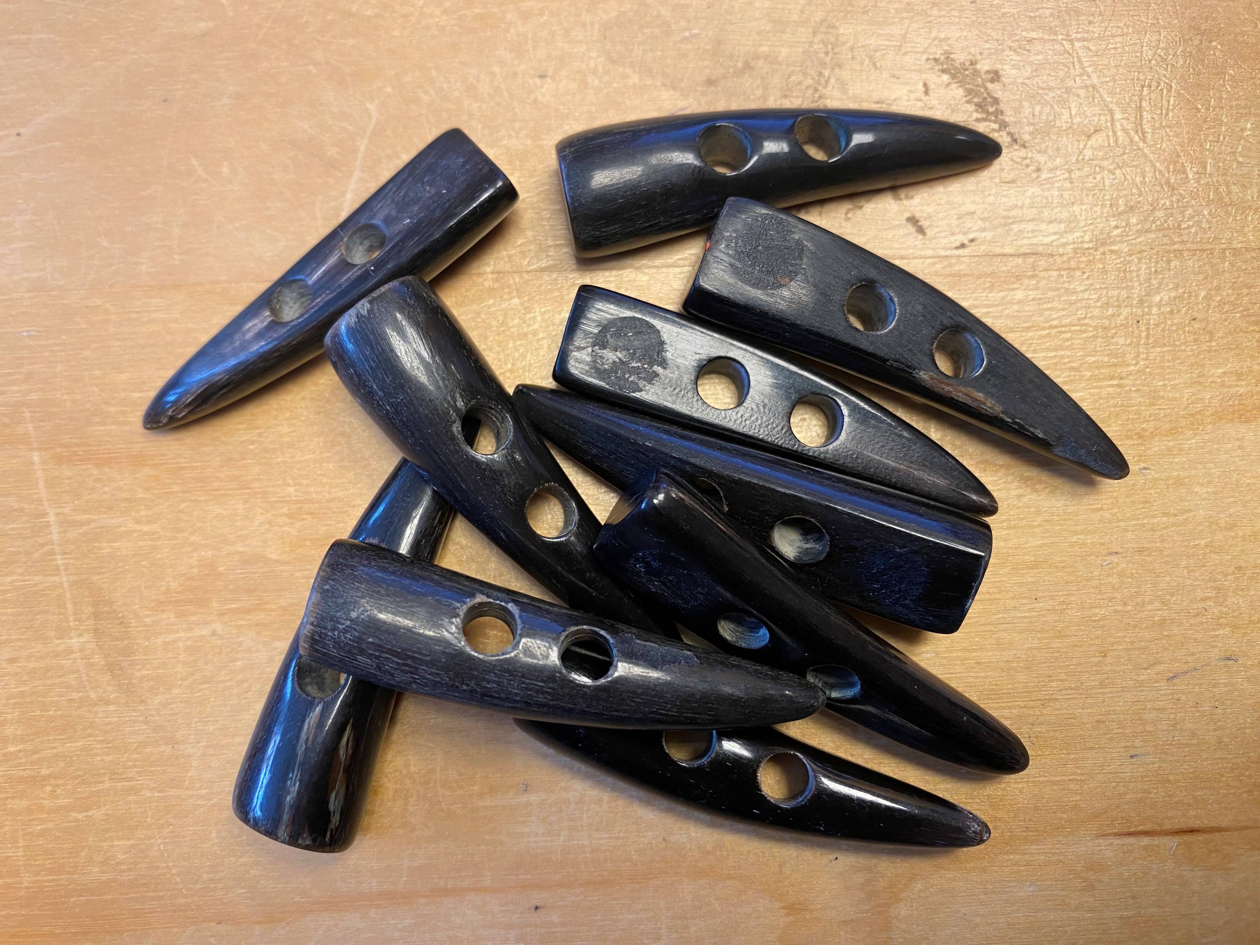 ​Knebel aus echtem Horn zum Verschließen von Taschen und Kleidung
