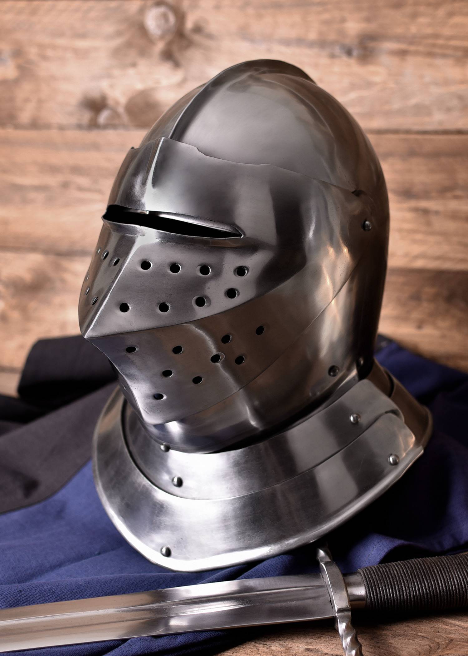Gesloten helm, Engelse stijl, 16e eeuws