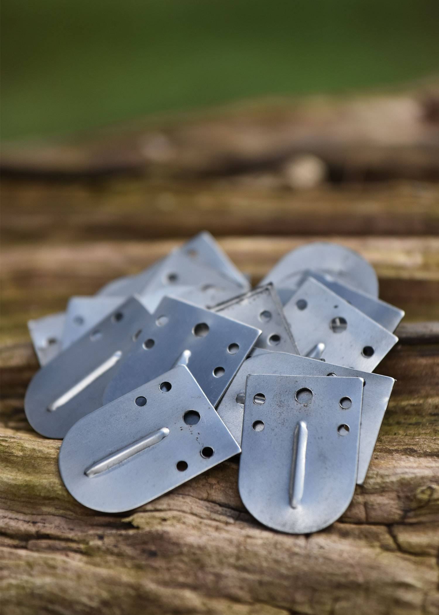 Middeleeuwse stalen gelamelleerde pantserschalen 25 mm x 35 mm met middenrib (25 stuks)