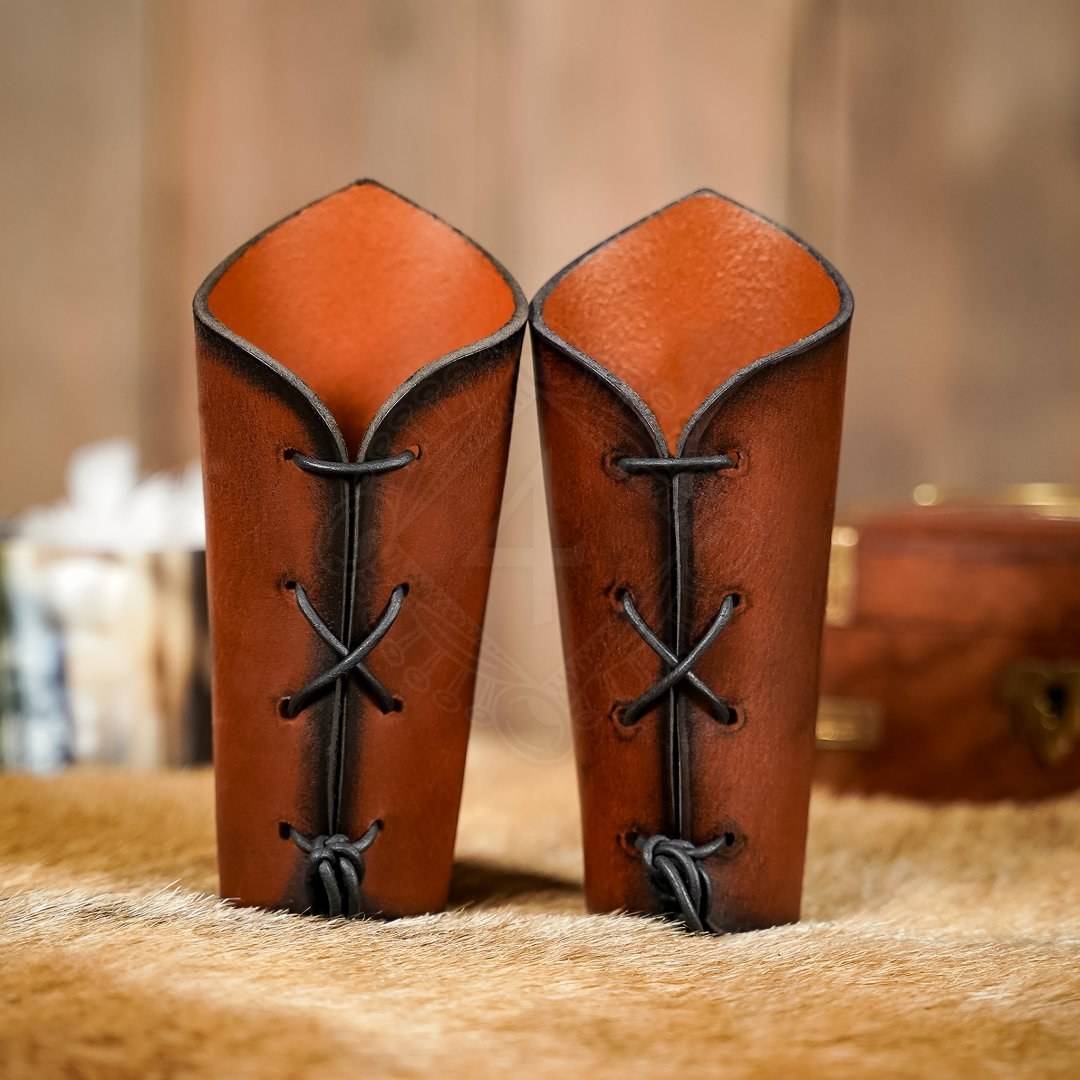 ​Keltische leren Polsbeschermers - Bracers met spiraalvormig ornament in reliëf in Bruin