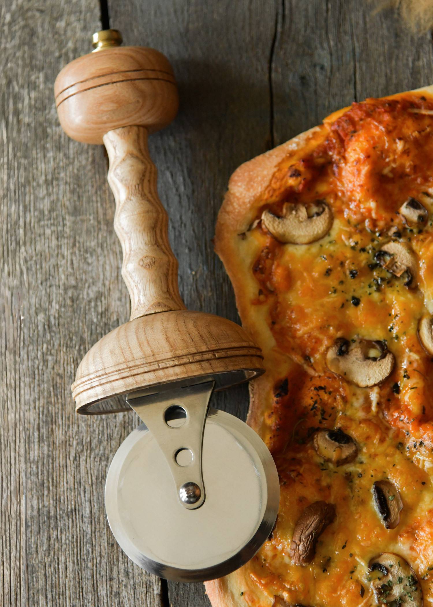 Pizzasnijder in de stijl van een Romeins zwaard