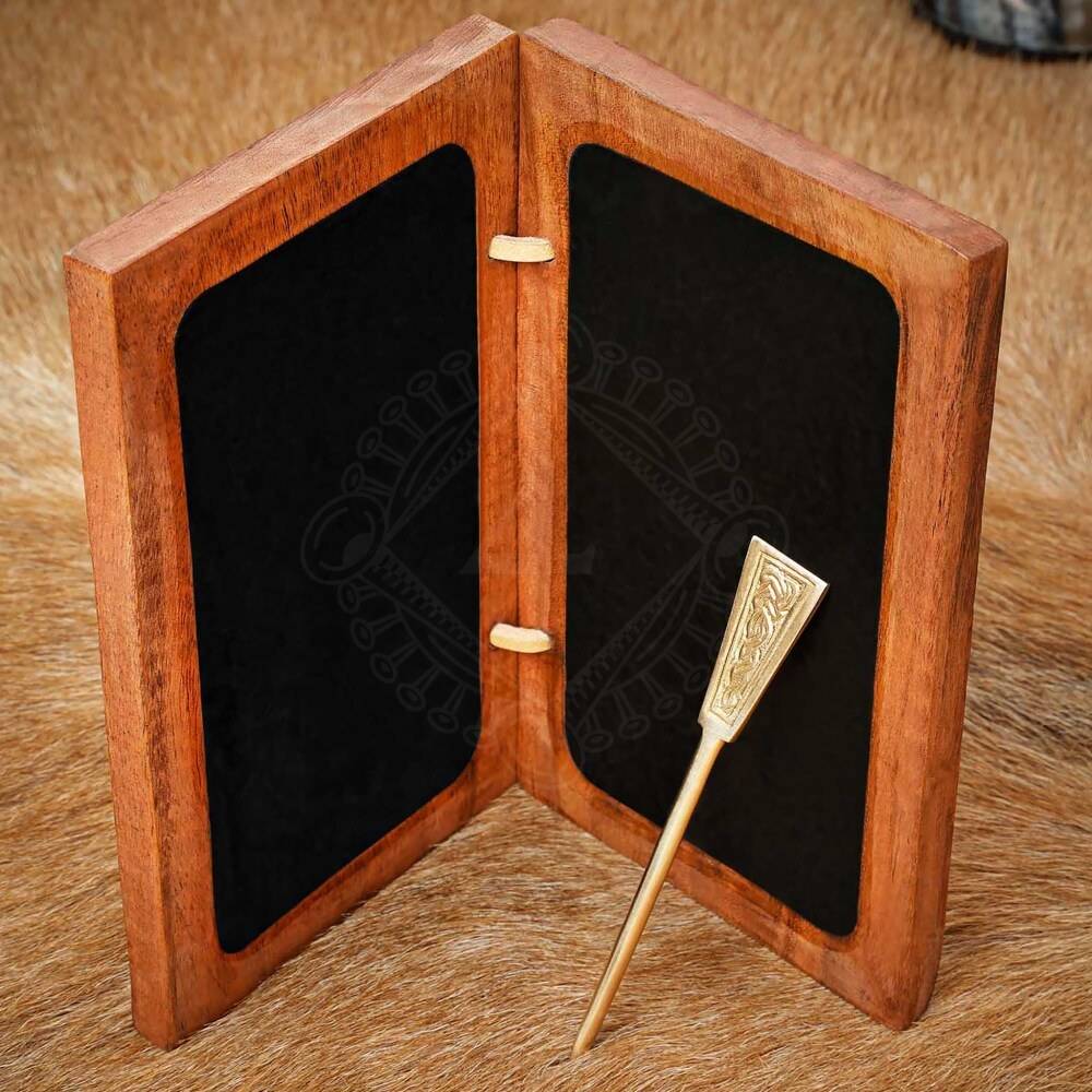 Romer Hölzerne Wachstafel (Diptychon) mit verziertem Messinggriffel