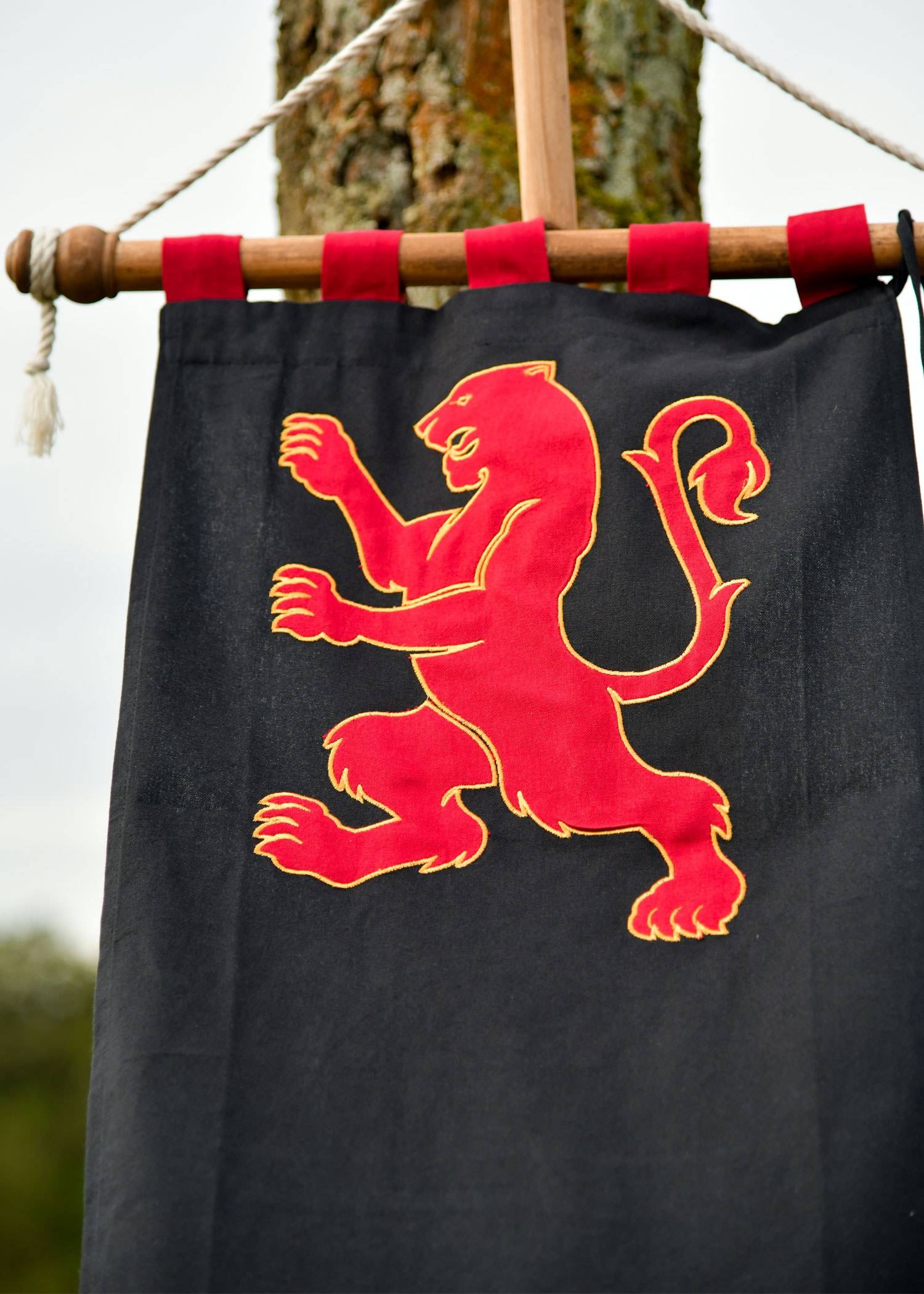 Middeleeuwse Vaandel met Leeuw, rood/zwart