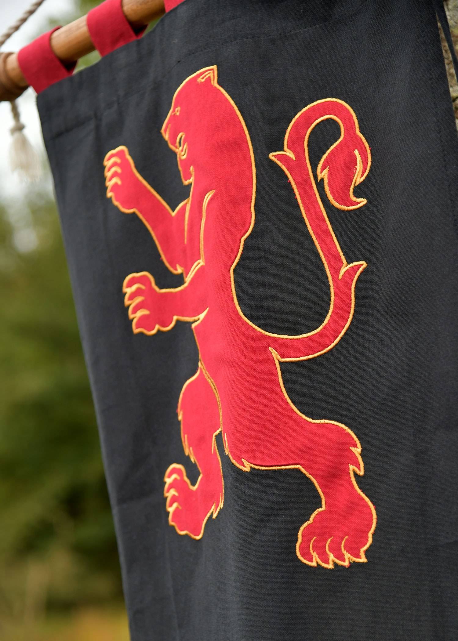 Middeleeuwse Vaandel met Leeuw, rood/zwart