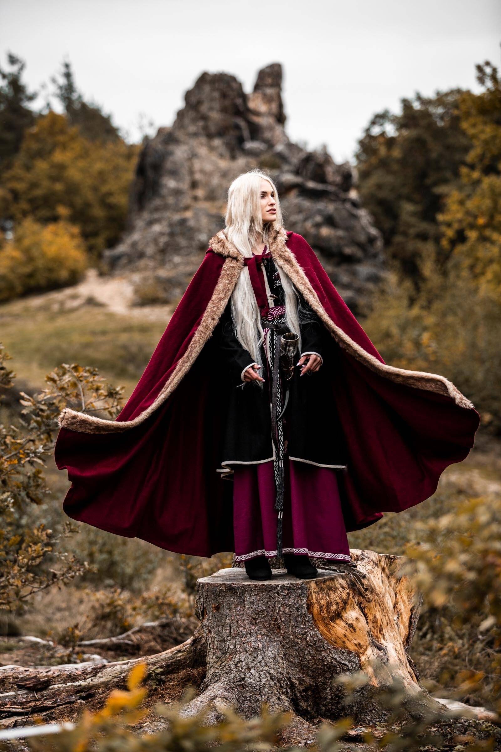 Viking Cape/Mantel Wol, met imitatiebont in rood