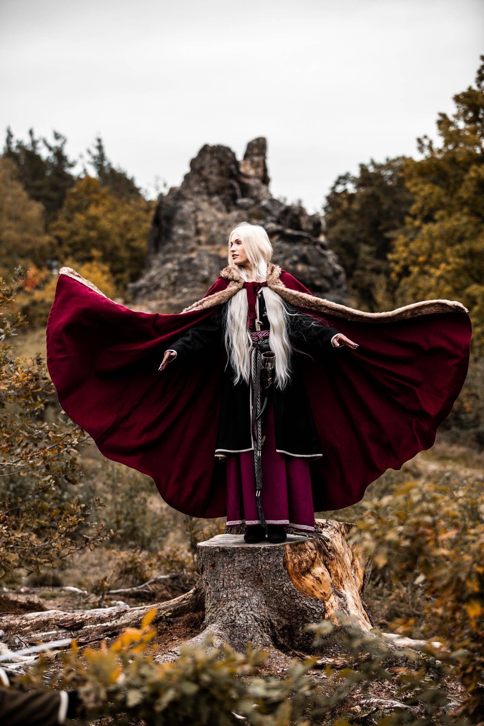 Viking Cape/Mantel Wol, met imitatiebont in rood