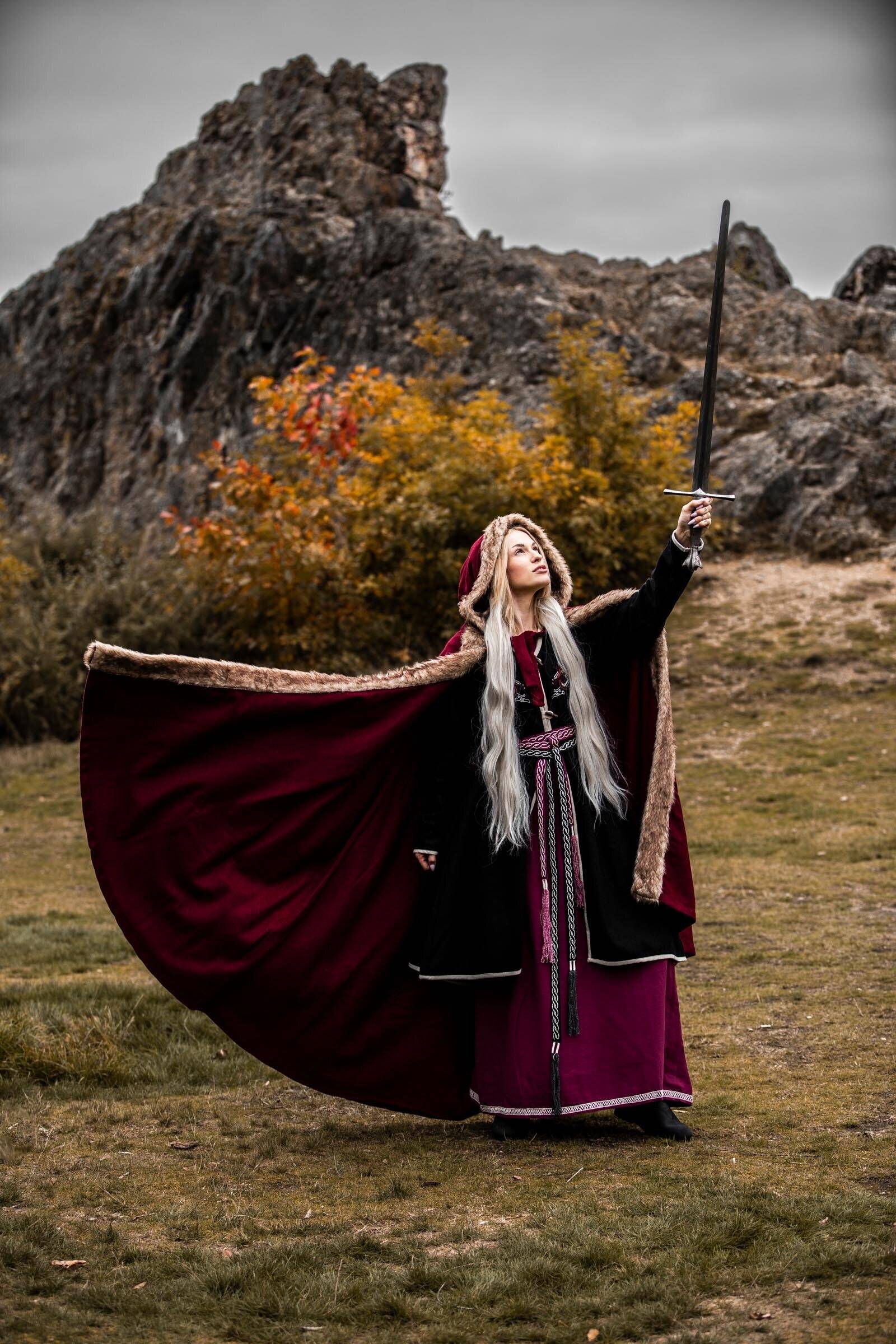 Viking Cape/Mantel Wol, met imitatiebont in rood