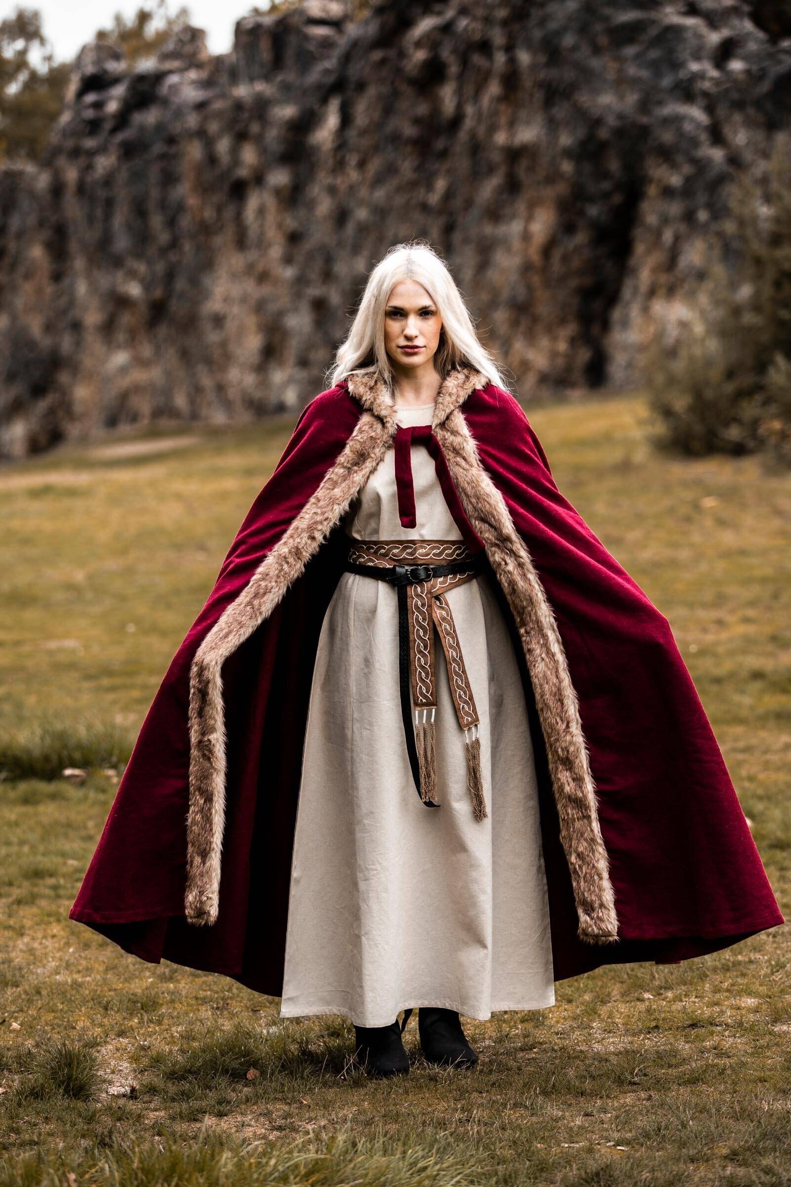 Viking Cape/Mantel Wol, met imitatiebont in rood