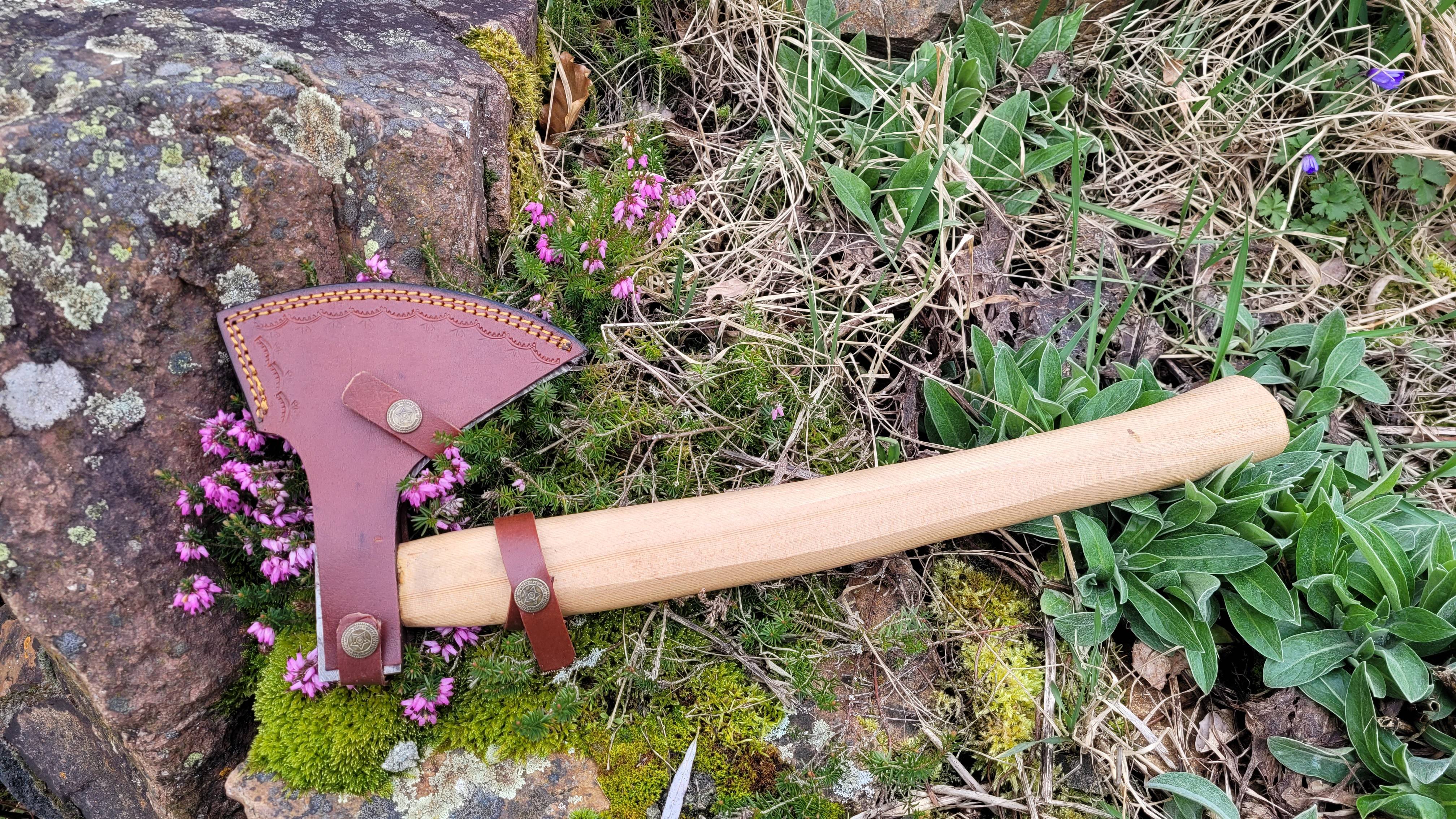 Vikingbijl met Damaststalen lemmet en leren schede