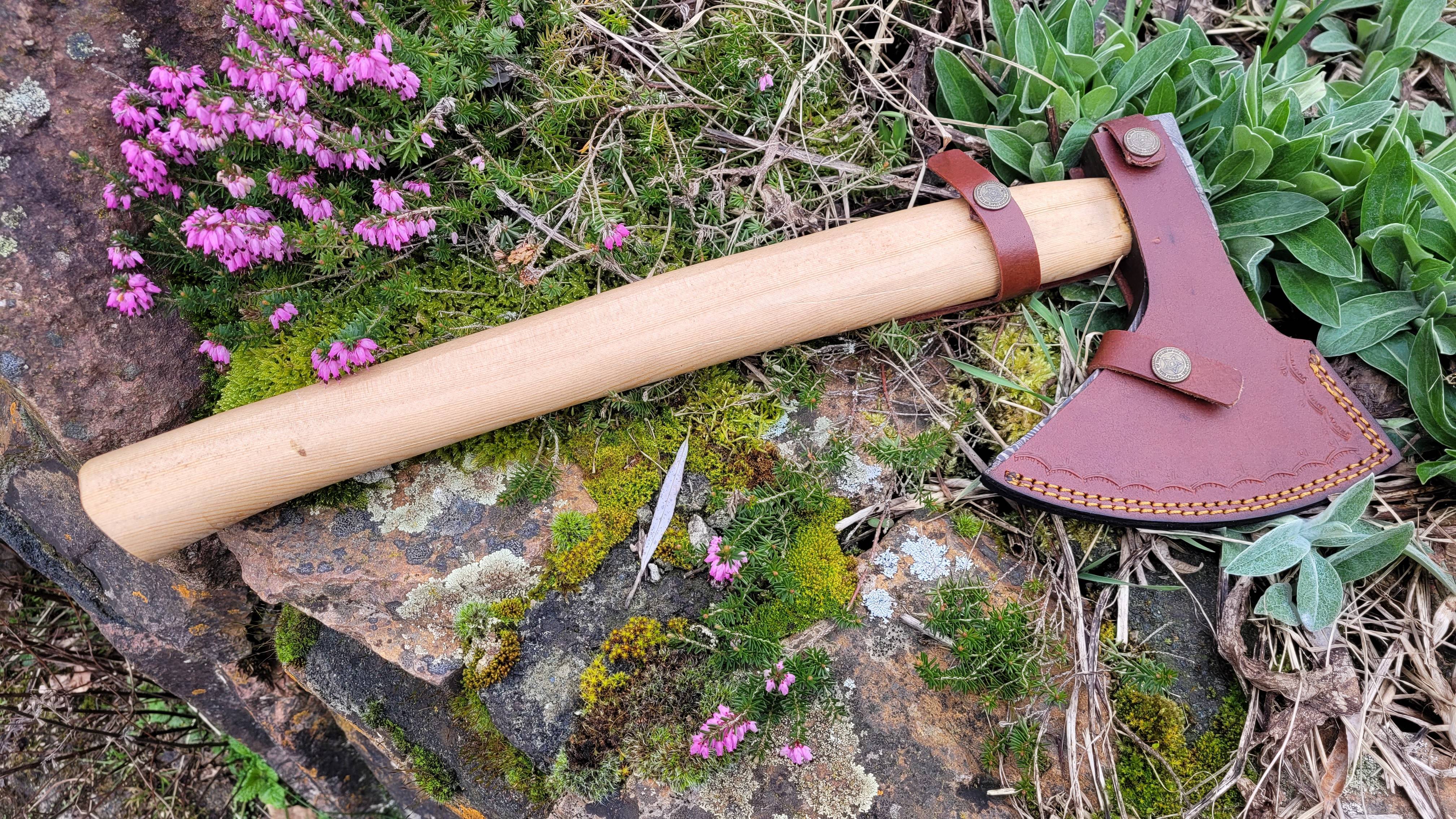 Vikingbijl met Damaststalen lemmet en leren schede