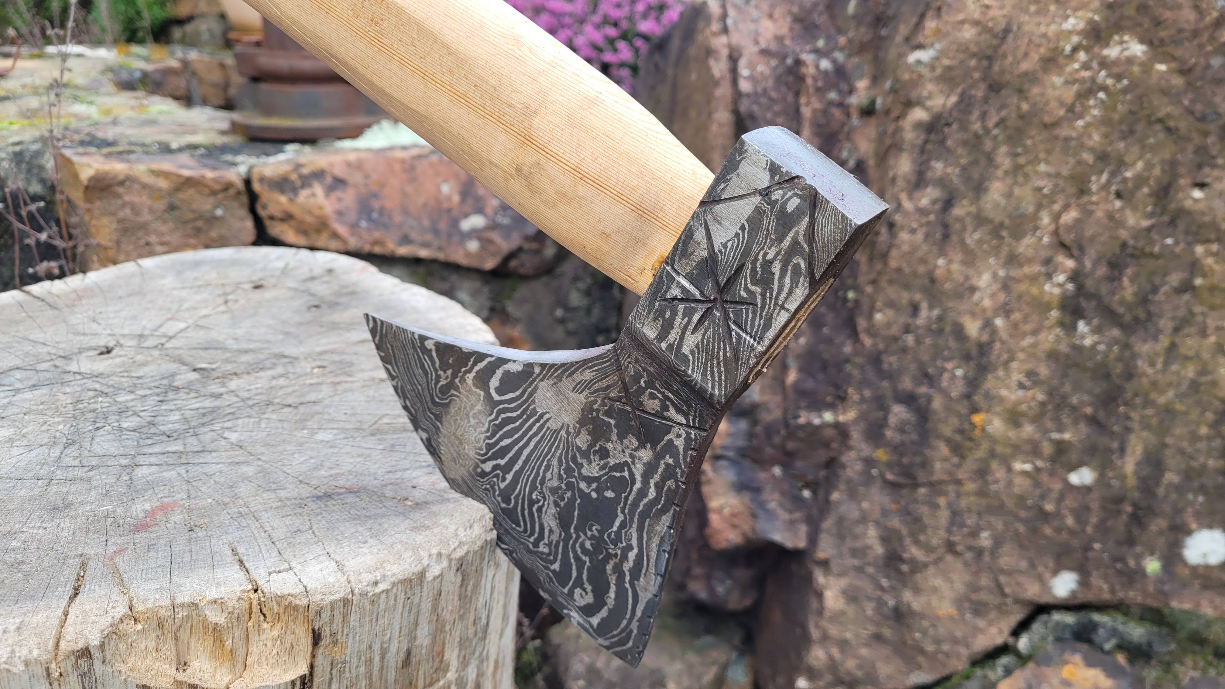 Vikingbijl met Damaststalen lemmet en leren schede