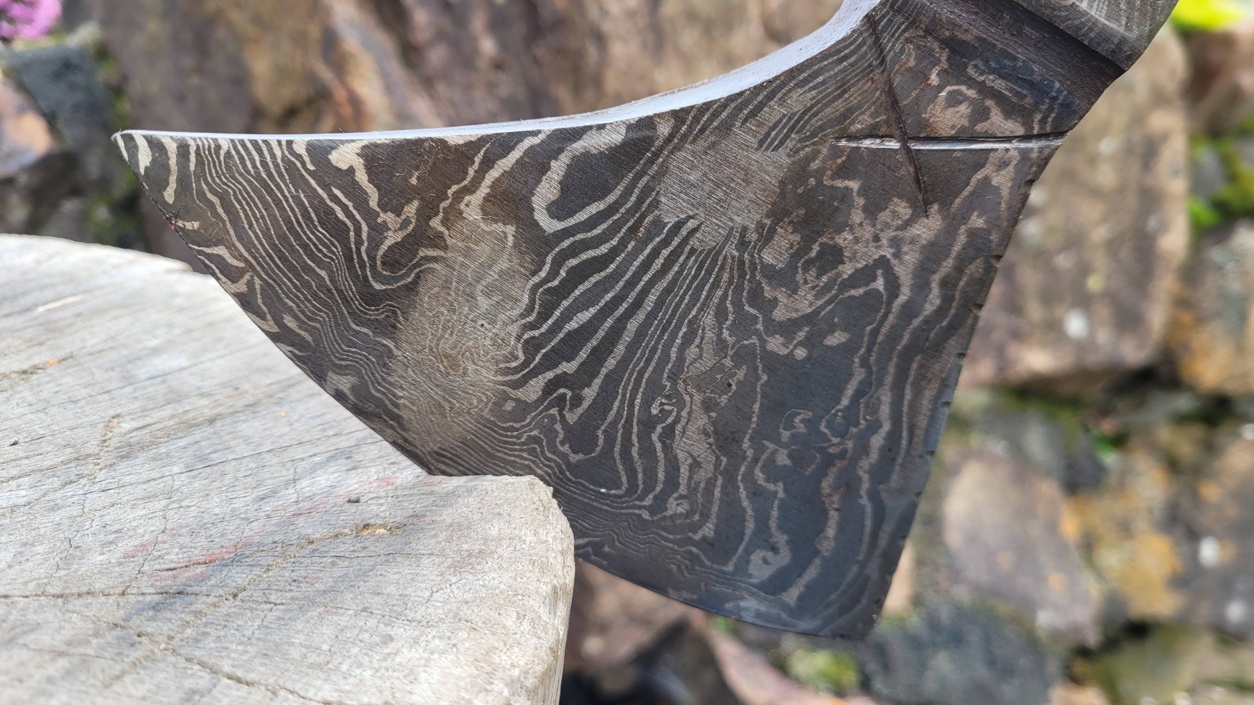 Vikingbijl met Damaststalen lemmet en leren schede