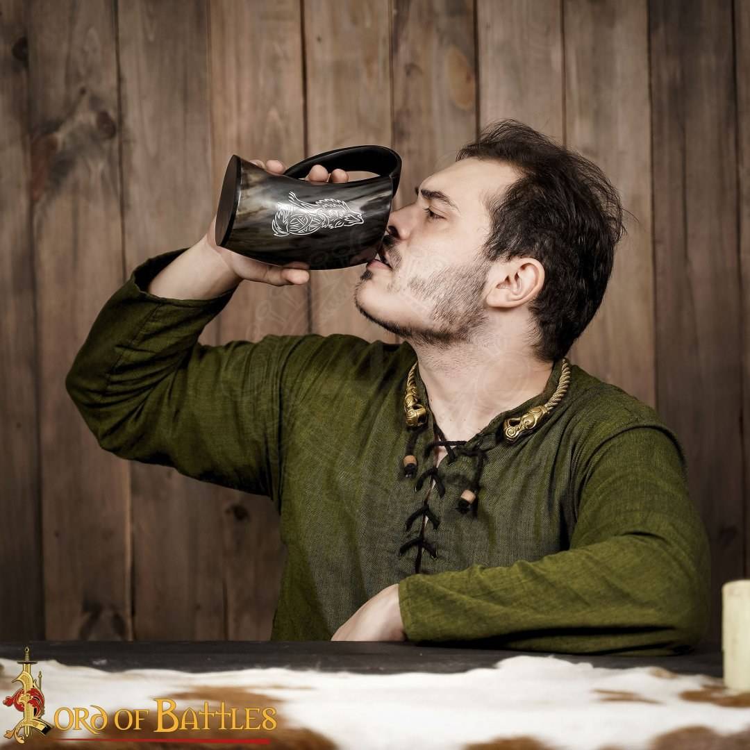 Hoornen mok-bierpul met wolf gravure 600ml