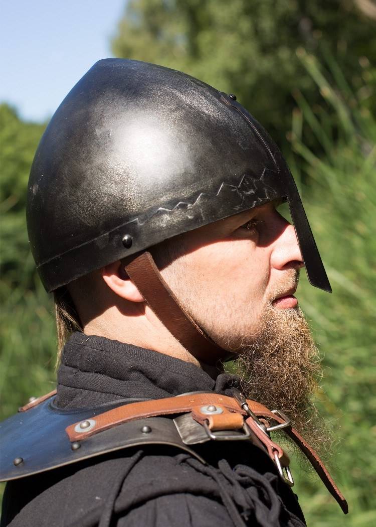 ​Noorman Neushelm, in maat L (UITVERKOOP)