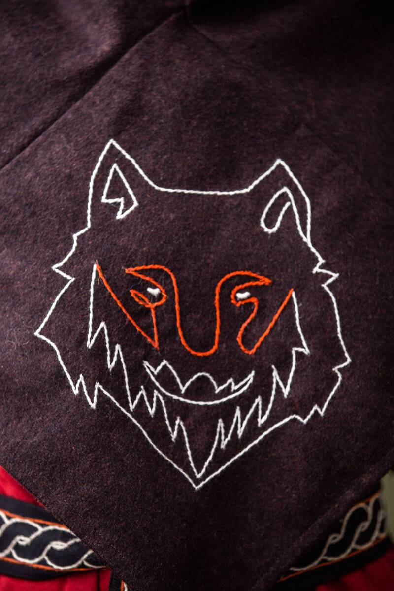 Wikinger-Gugel in Wolle in Braun mit Wolfsstickerei