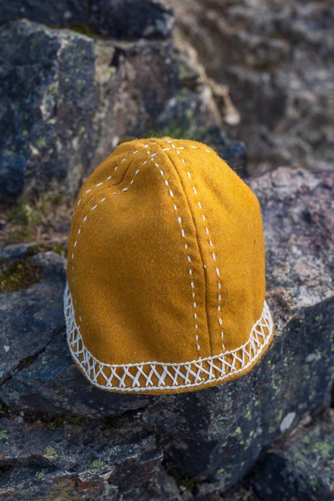 Wikinger Mutze mit Stickerei in Mosterd Farbe