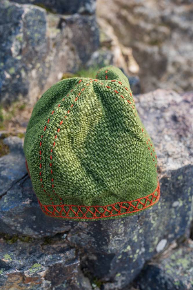 Wikinger Mutze mit Stickerei in Grun.