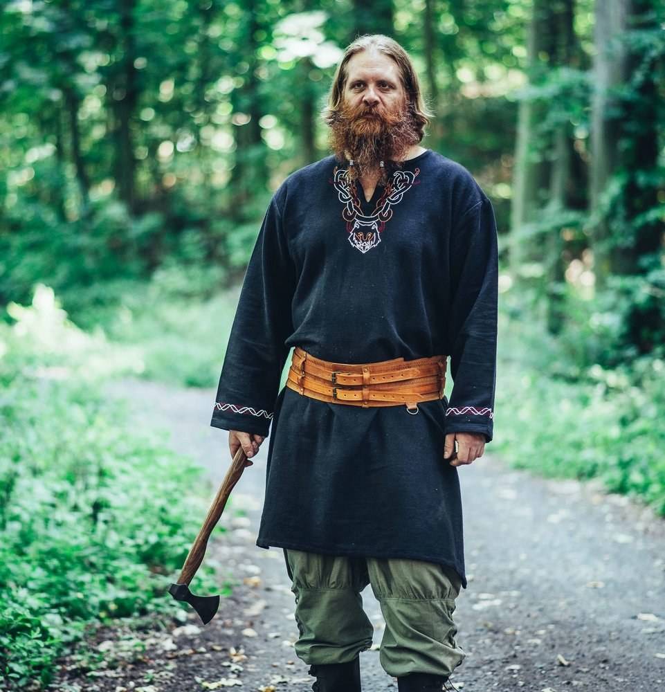 ​Viking Tuniek in Zwart met handgemaakt Borduursel