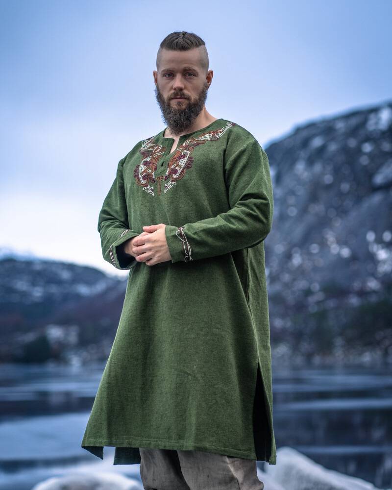 Wikinger Tunika mit Urnes-Stil Handstickerei Grun
