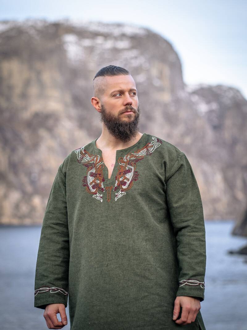 Wikinger Tunika mit Urnes-Stil Handstickerei Grun