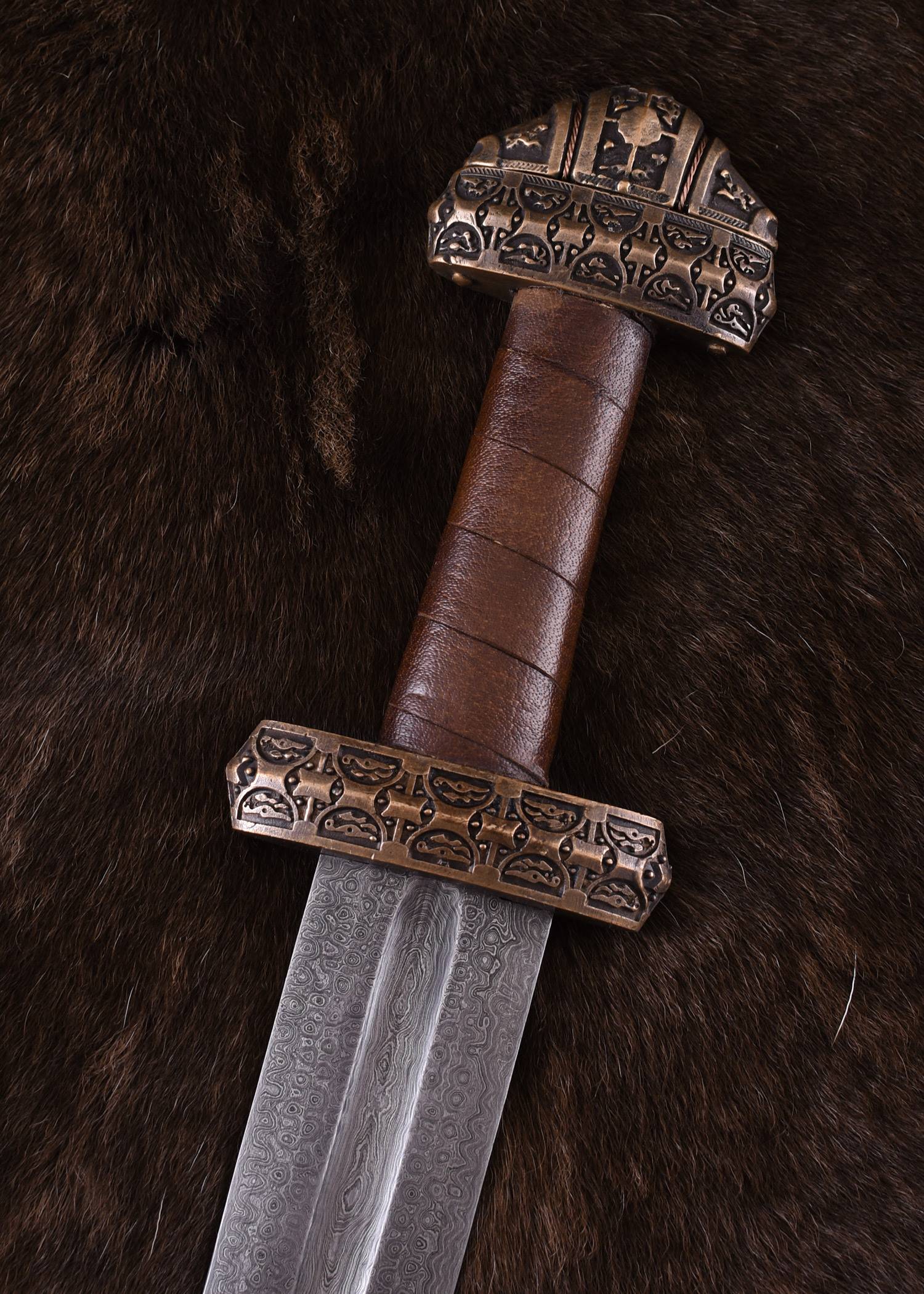 Vikingzwaard (Isle of Eigg) met lederen handvat, Damascus staal met Schede