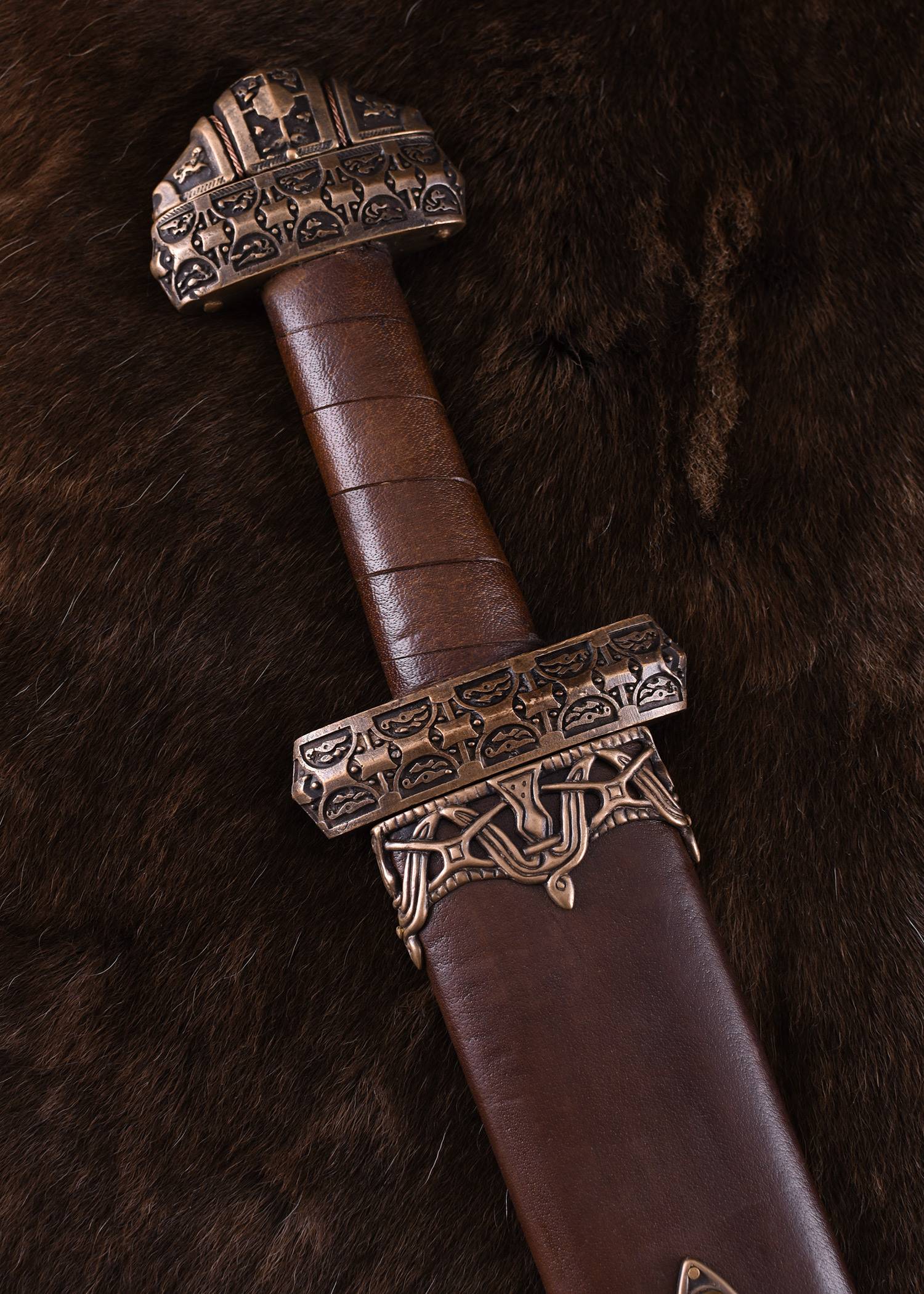 Vikingzwaard (Isle of Eigg) met lederen handvat, Damascus staal met Schede