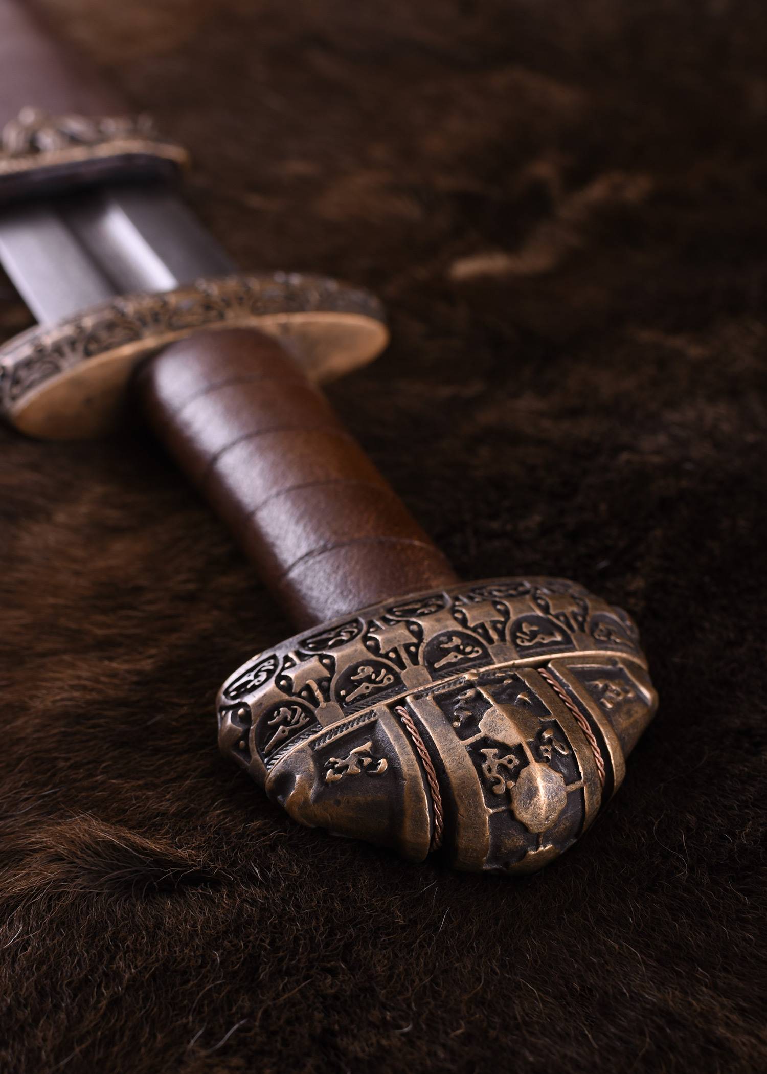 Vikingzwaard (Isle of Eigg) met lederen handvat, Damascus staal met Schede