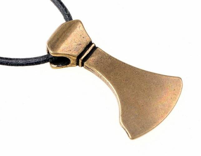 Viking-amulet in de vorm van een bebaarde bijl uit de Vikingtijd in messingkleur